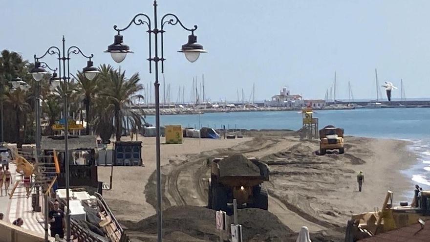 Comienzan los trabajos de aportes de arena en las playas de Benalmádena