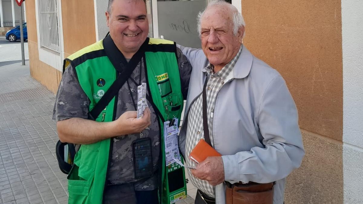 José Enrique Torres, junto a uno de los agraciados con un premio de 400 euros.