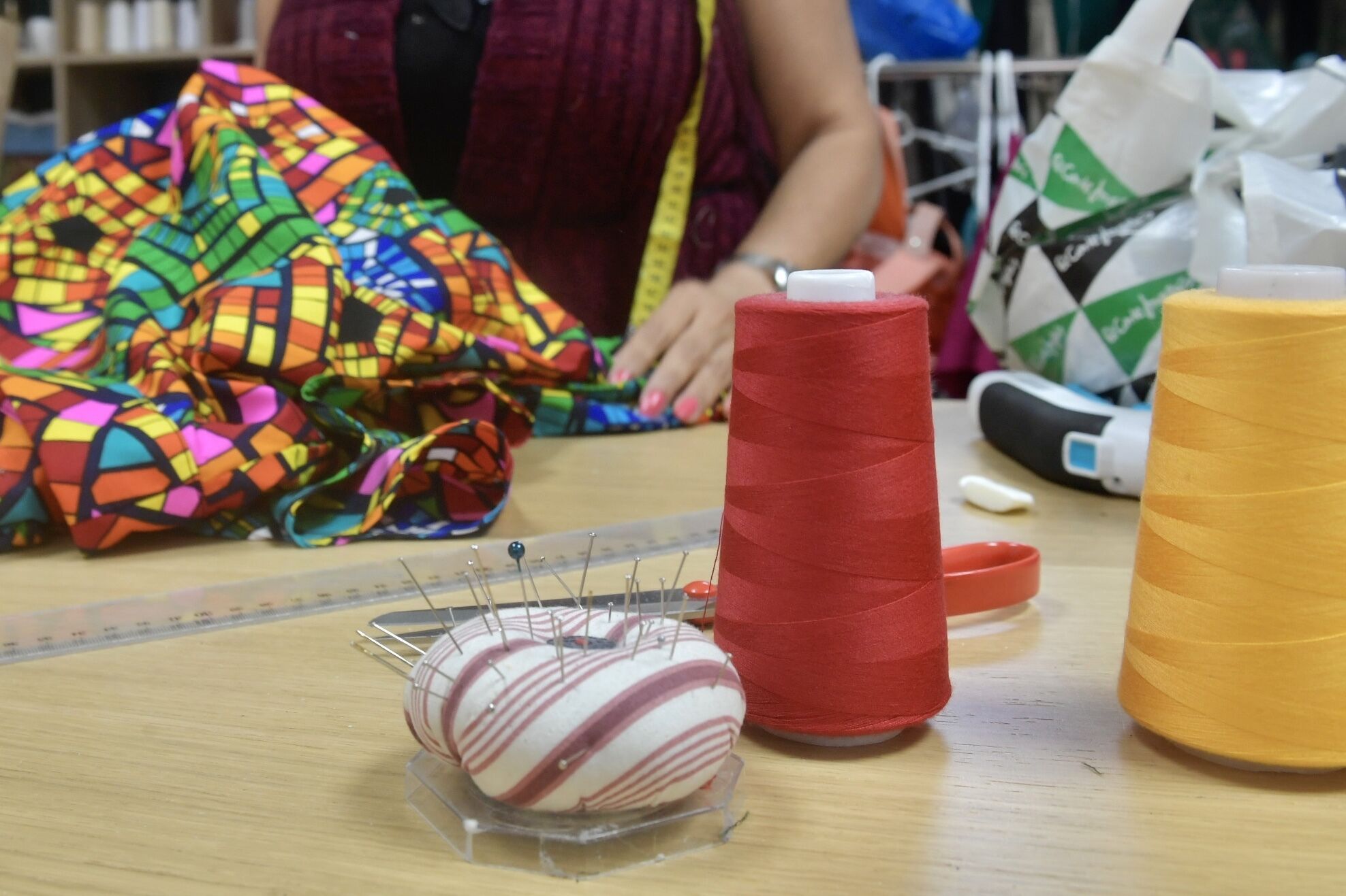 Confección de disfraces en el taller de costura Kallpa y puntos