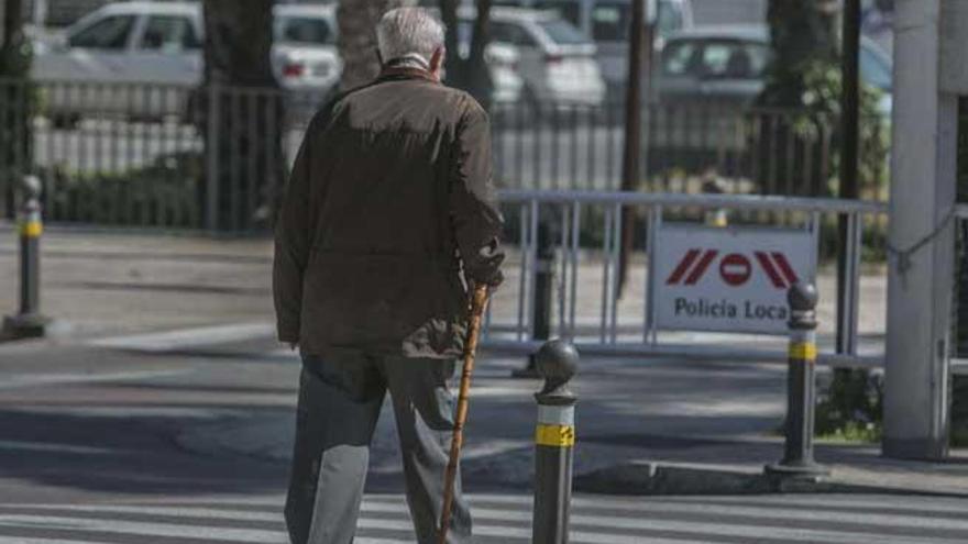 Un anciano pasea solo.