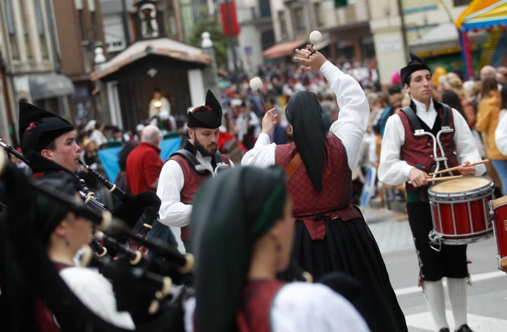 Desfile de grupos folclóricos en los Güevos Pintos 2017