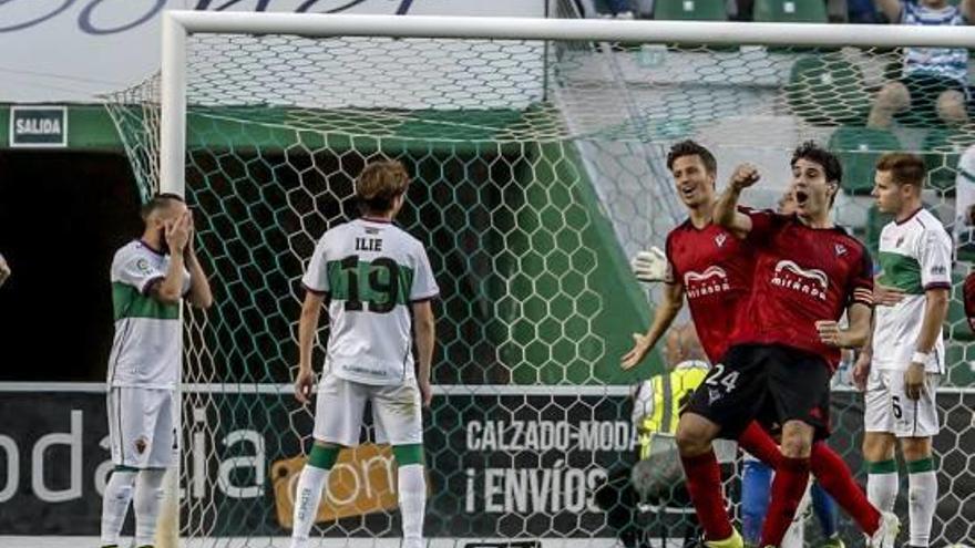 El exfranjiverde Rúper celebra el primer gol del Mirandés ante el lamento de los jugadores del Elche Cifu, Ilie y Mandi.