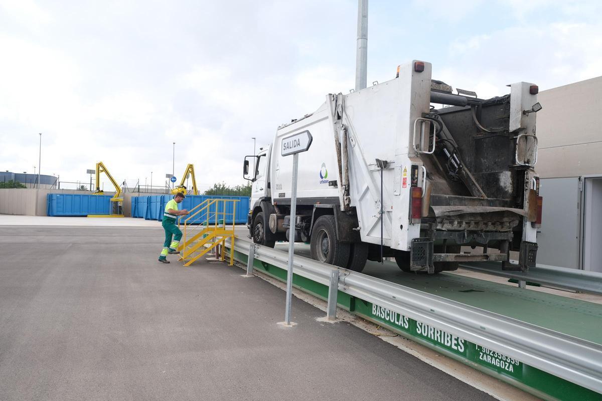 Pesaje de residuos en la planta de transferencia de Dolores