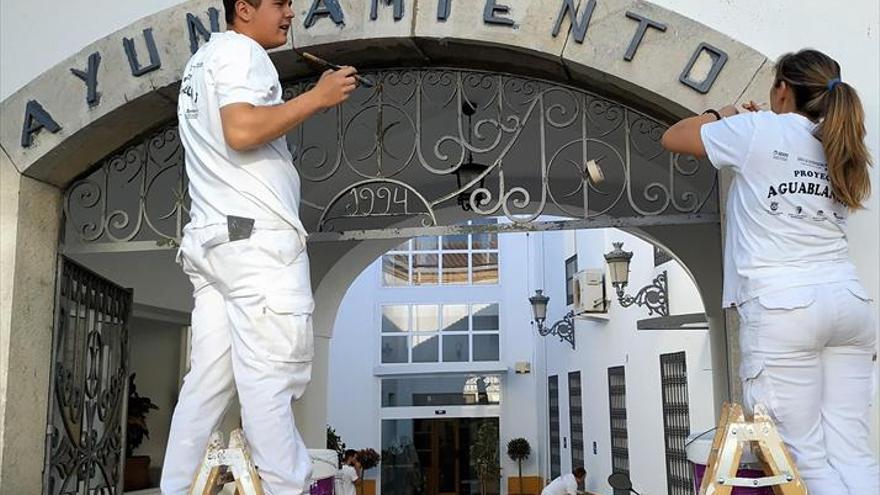 Alumnos de aguablanca pintan y limpian edificios