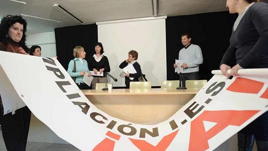 Representantes de las tres AMPA presentaron ayer en el IES Thader la plataforma por la ampliación del instituto