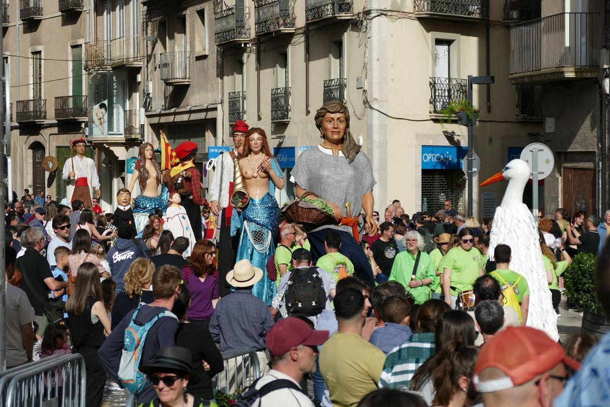 La trobada gegantera de la Diada de Santa Creu celebra els 30 anys dels Amics dels Gegants de Figueres