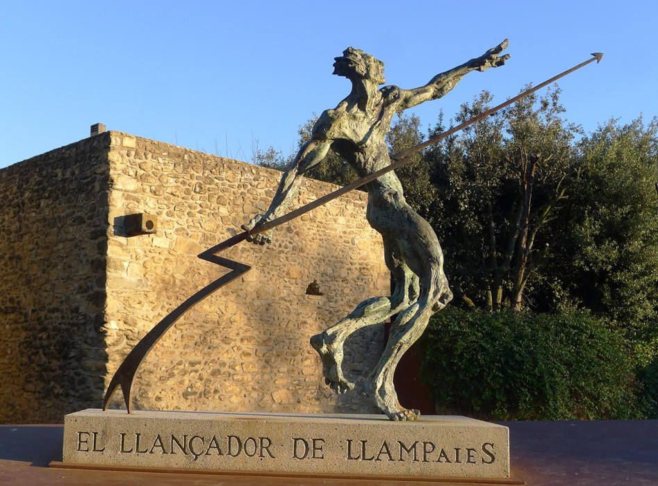 L'escultura "El llançador de Llampaies"