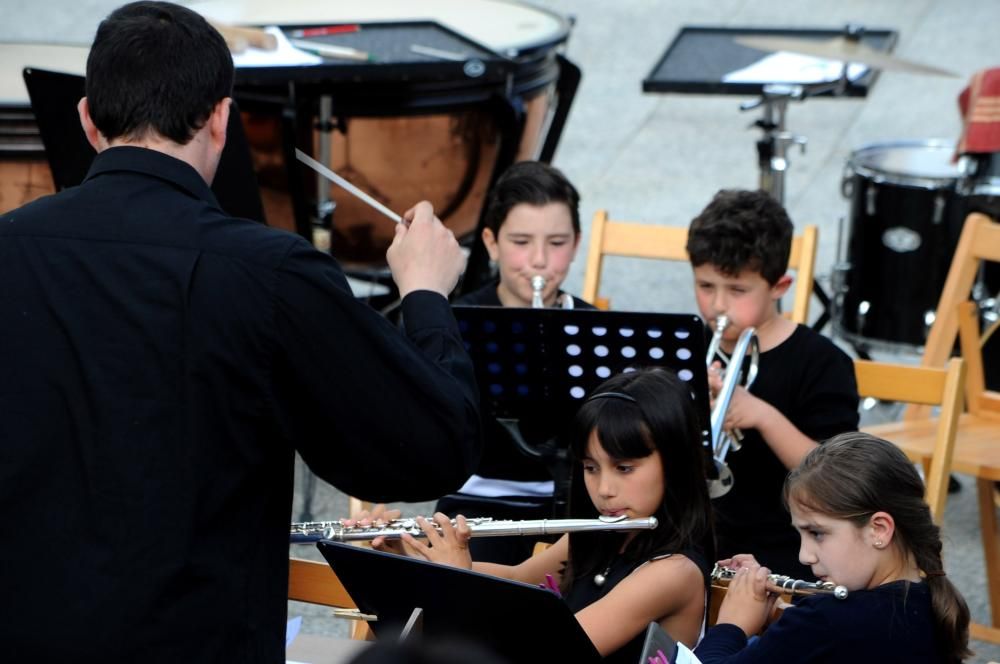 La explanada del Auditorio Municipal sirvió como escenario para la última actuación del curso de los alumnos de la Escola Municipal de Música "Bernardo del Río" de Vilagarcía