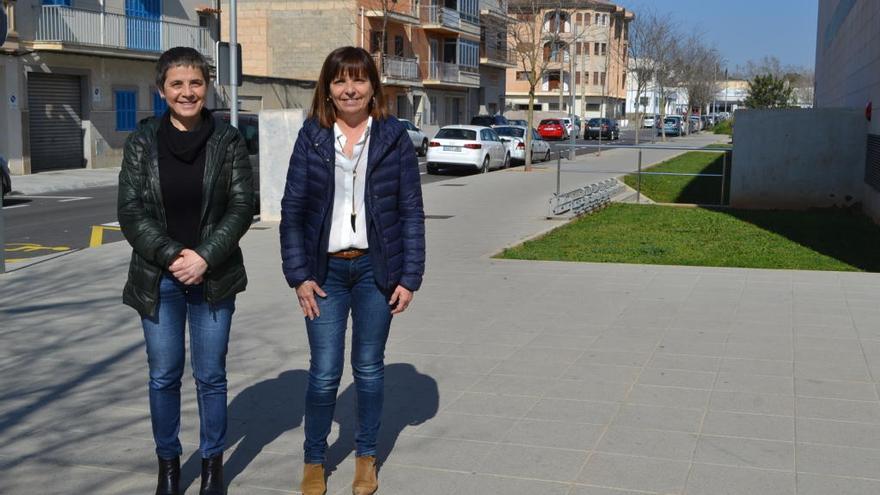 La regidora Febrer y la alcaldesa Riera en la calle Tarragona de Manacor, este jueves.