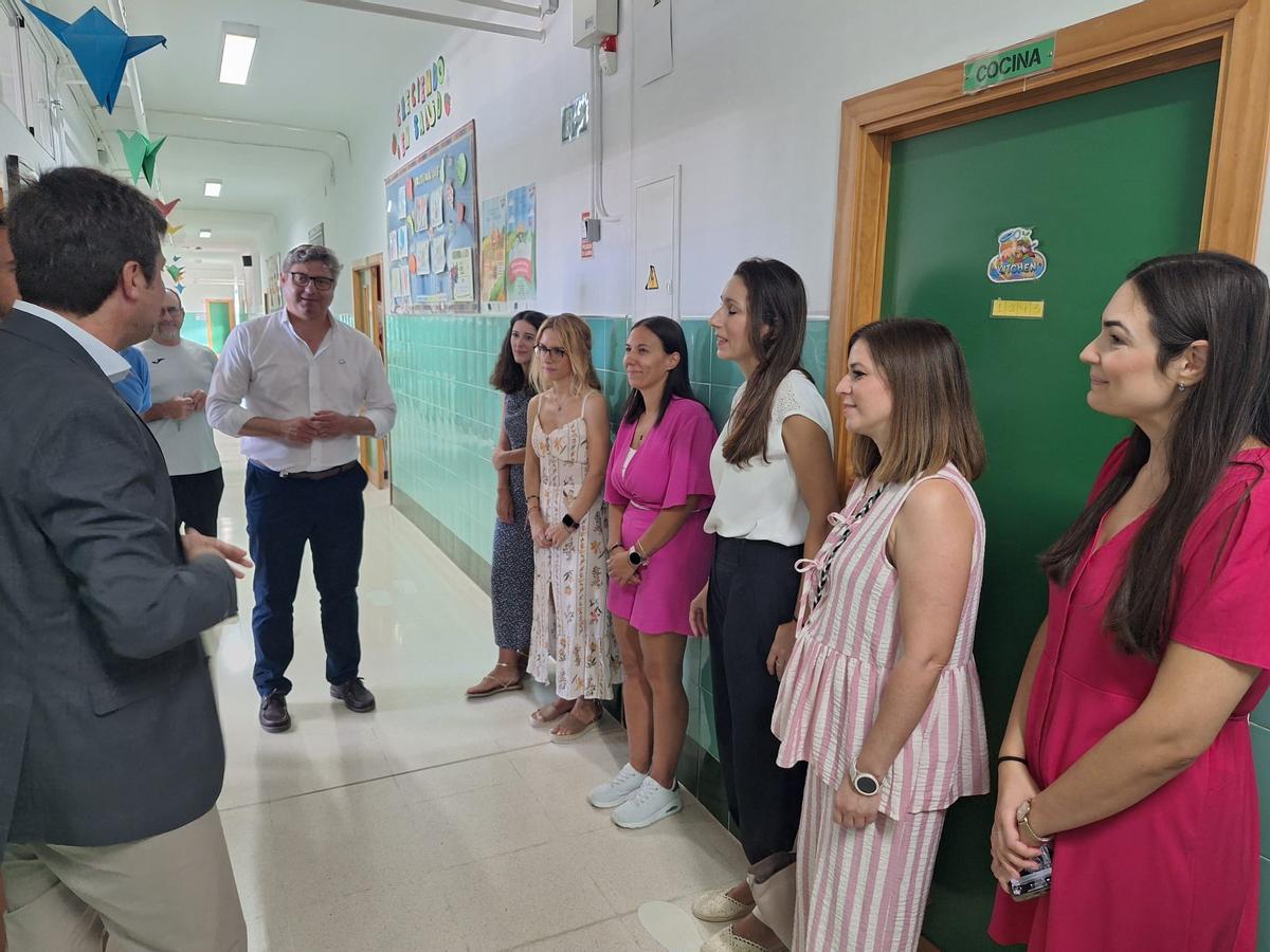 Durante su visita al colegio Castillo Anzur de Puente Genil, Diego Copé ha conversado con parte del equipo docente.