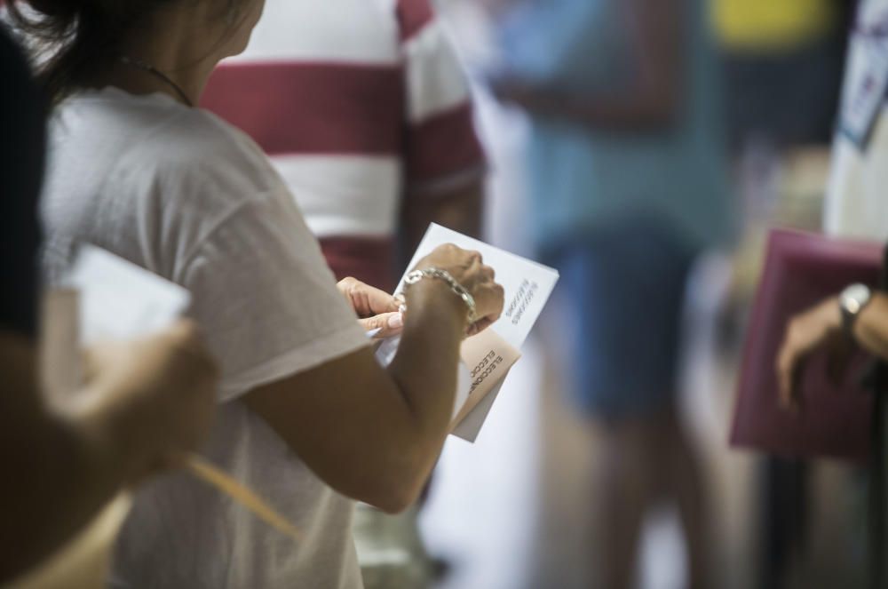 Los alicantinos acuden a votar el 26J