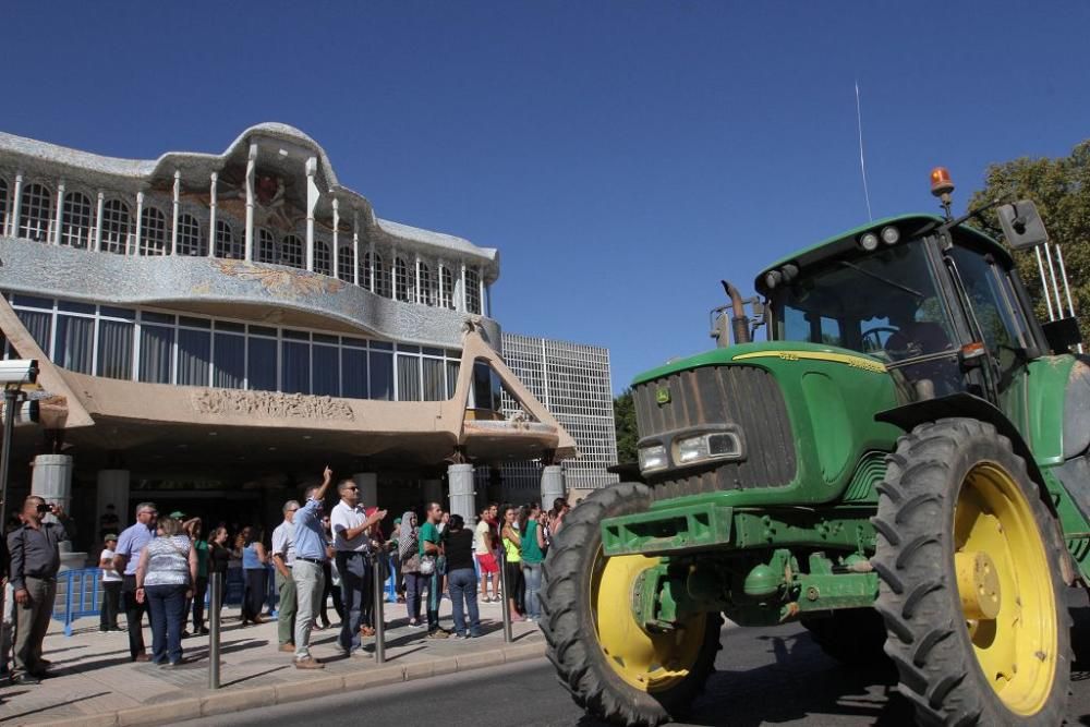 Protesta de agricultores en la Asamblea Regional