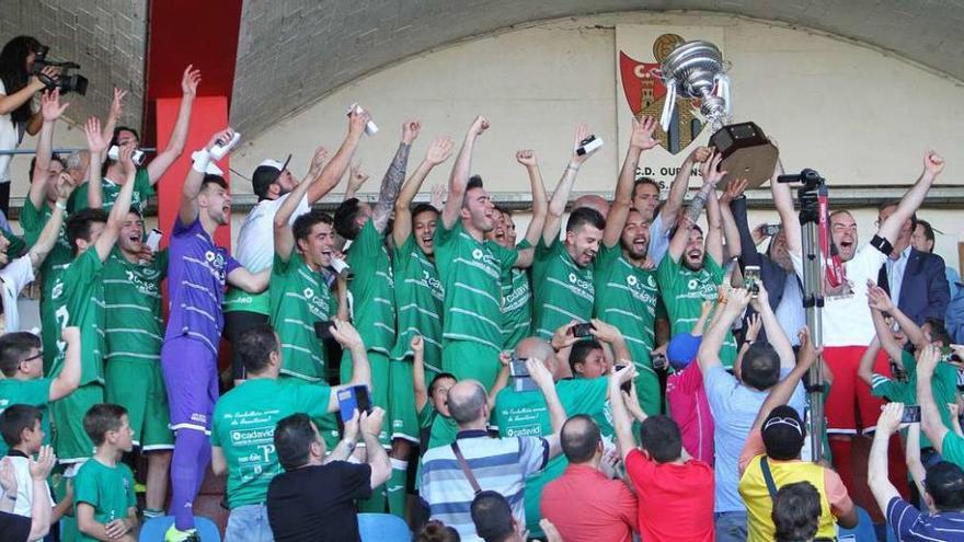 Los jugadores del Arenteiro festejan la Copa Diputación, ayer en O Couto, con sus incondicionales. // Iñaki Osorio