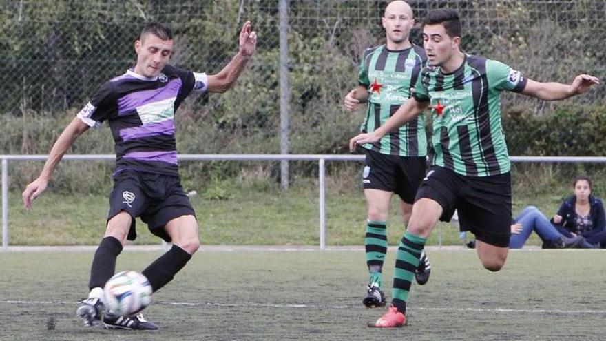 El Bande remontó el gol inicial del Allariz, ayer en el campo de O Seixo. // Jesús Regal