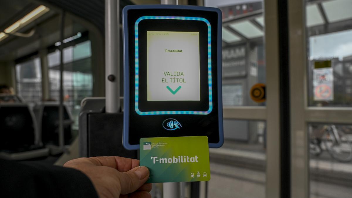 Validación de una T-Mobilitat en un vagón del Tram