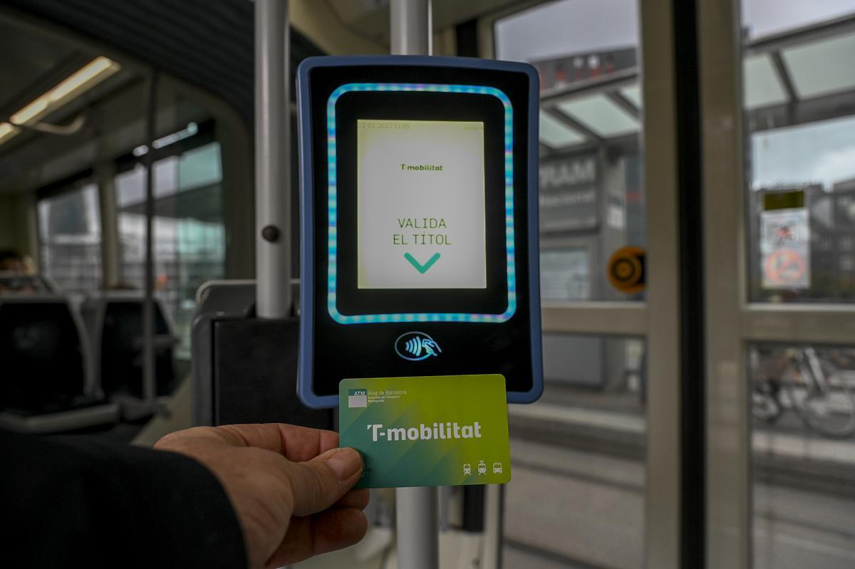 Validación de una T-Mobilitat en un vagón del Tram