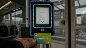 Validación de una T-Mobilitat en un vagón del Tram