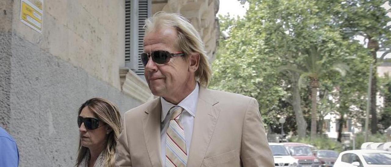 El empresario inmobiliario alemán, Matthias Kühn en el exterior de la Audiencia de Palma.