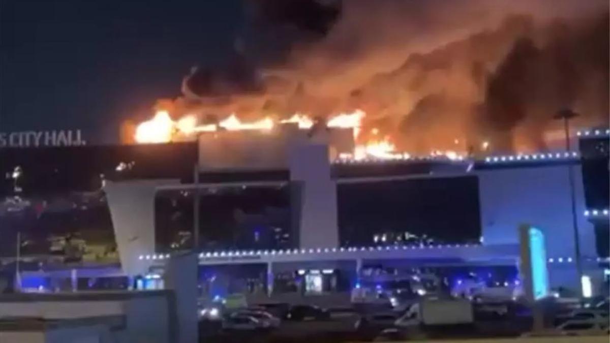 Una captura d'un vídeo que mostra l'incendi a la sala de concerts