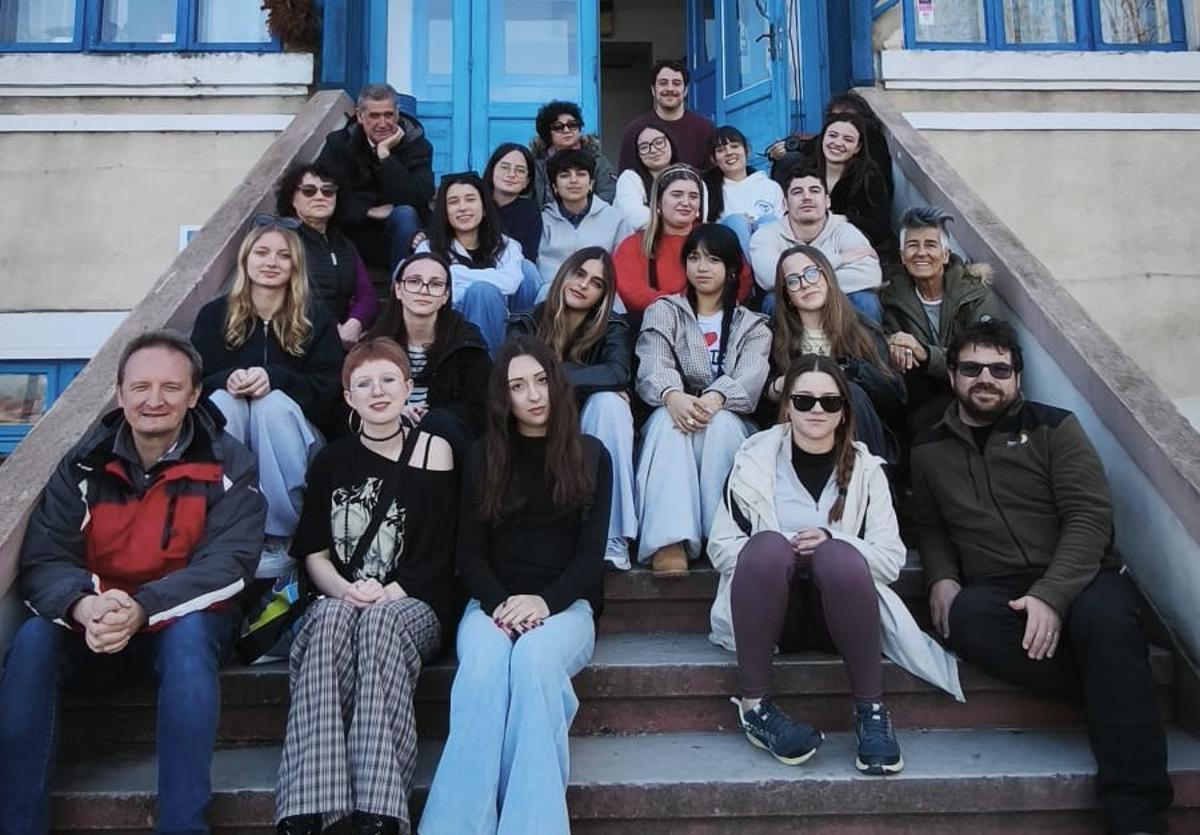 Equipo en la entrada de la Estación de Biología Marina de UIasi.