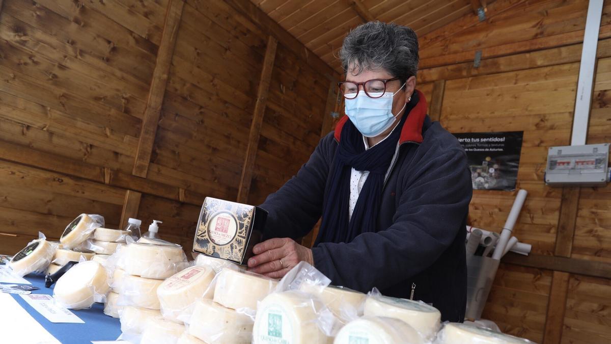 La quesera Isaura Souza, en uno de los puestos de la pasada edición de la Feria del Queso y el Vino de Avilés.