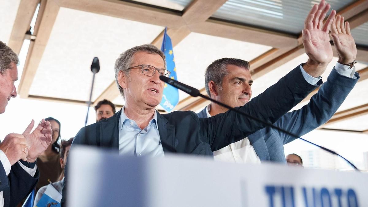 Imagen de archivo de Alberto Núñez Feijóo (i) y Manuel Domínguez durante un mitin electoral en las elecciones europeas de 2024.