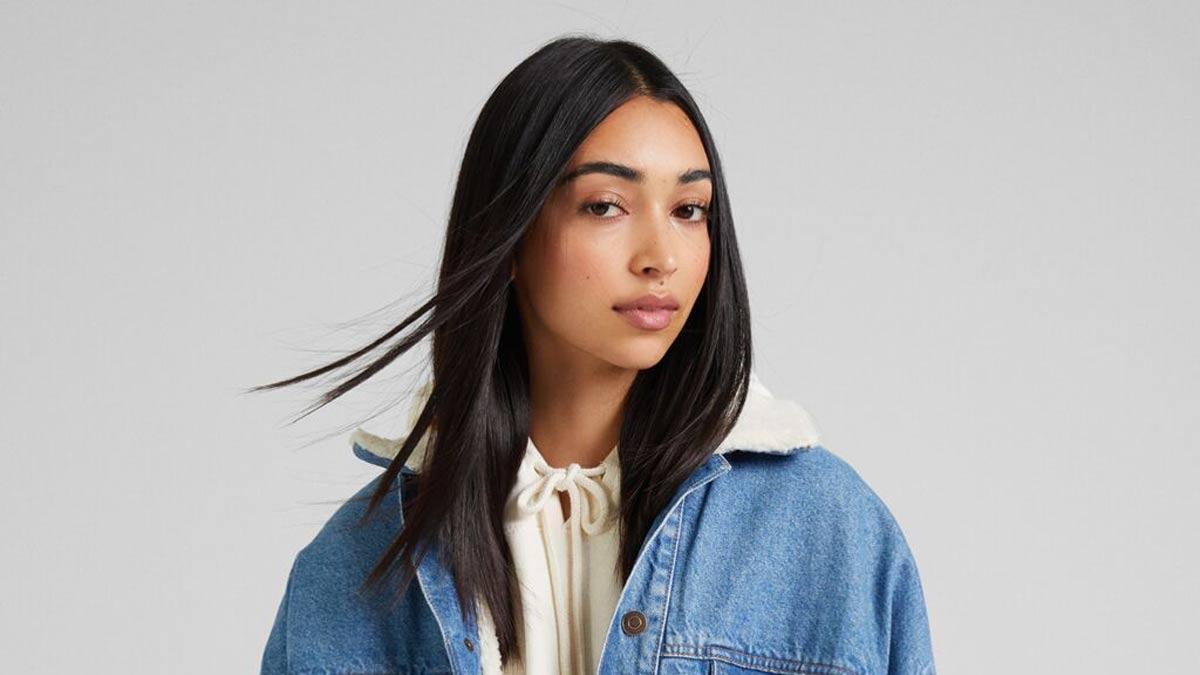 Modelo de Bershka con cazadora denim