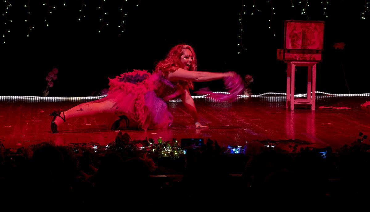 Kaeyrolina Reaper durante su show de burlesque ‘Who’s Alice?’