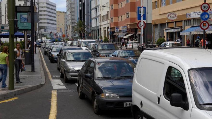 Atasco de tráfico en la capital tinerfeña.