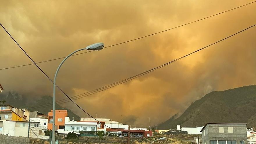 El cielo se tiñe de negro y las cenizas llegan hasta la costa