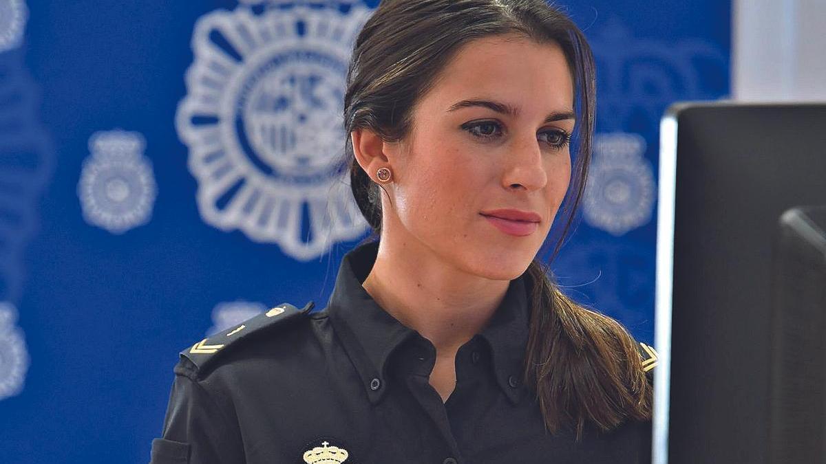 Silvia Garrido, durante una jornada laboral en el Gabinete de Prensa de la Policía Nacional, en Madrid.