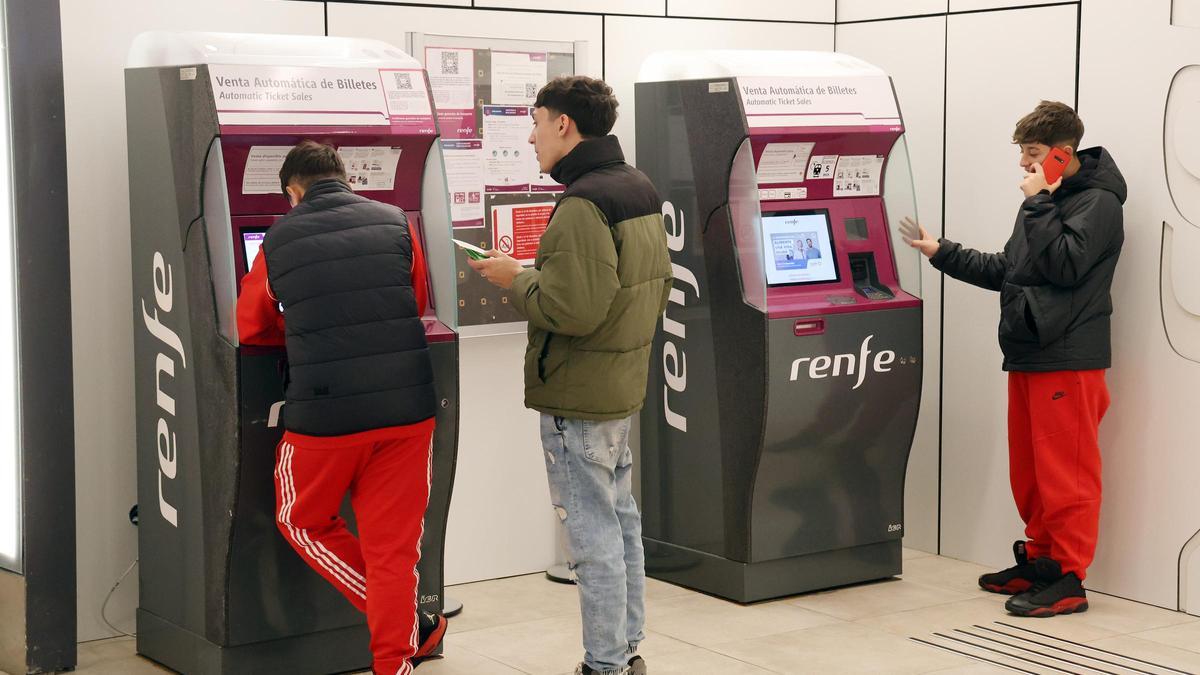 Colas para comprar billetes de Renfe en la estación de Vigo-Urzáiz.