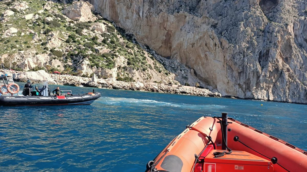 La embarcación de Cruz Roja en el lugar donde se ahogaron los dos jóvenes en Calp.