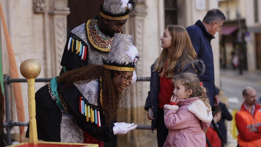 FOTOS | Los pajes reales reciben a cientos de niños frente al Ayuntamiento de Palma