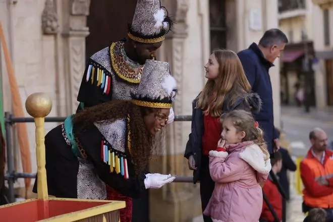FOTOS | Los pajes reales reciben a cientos de niños frente al Ayuntamiento de Palma