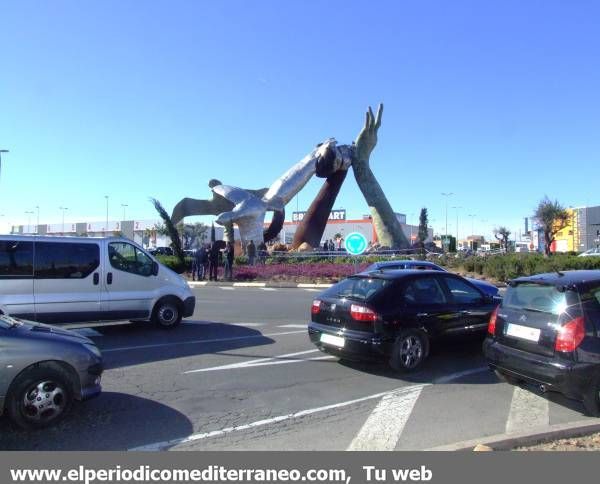 Galería de fotos: Cae la estatua de Ripolles
