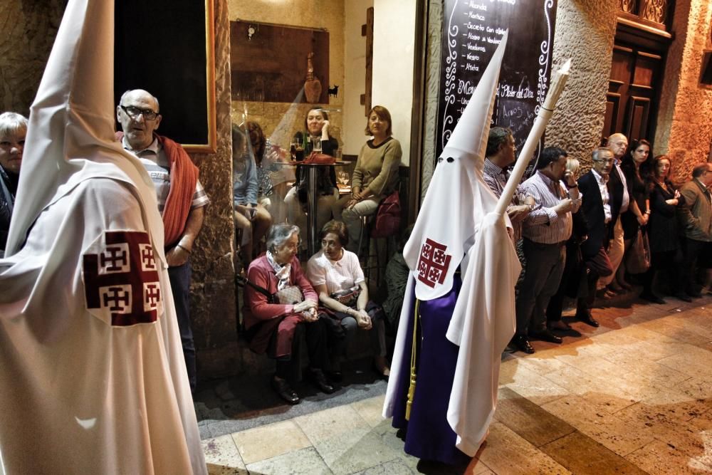 Las procesiones del Viernes Santo emocionan a miles de alicantinos