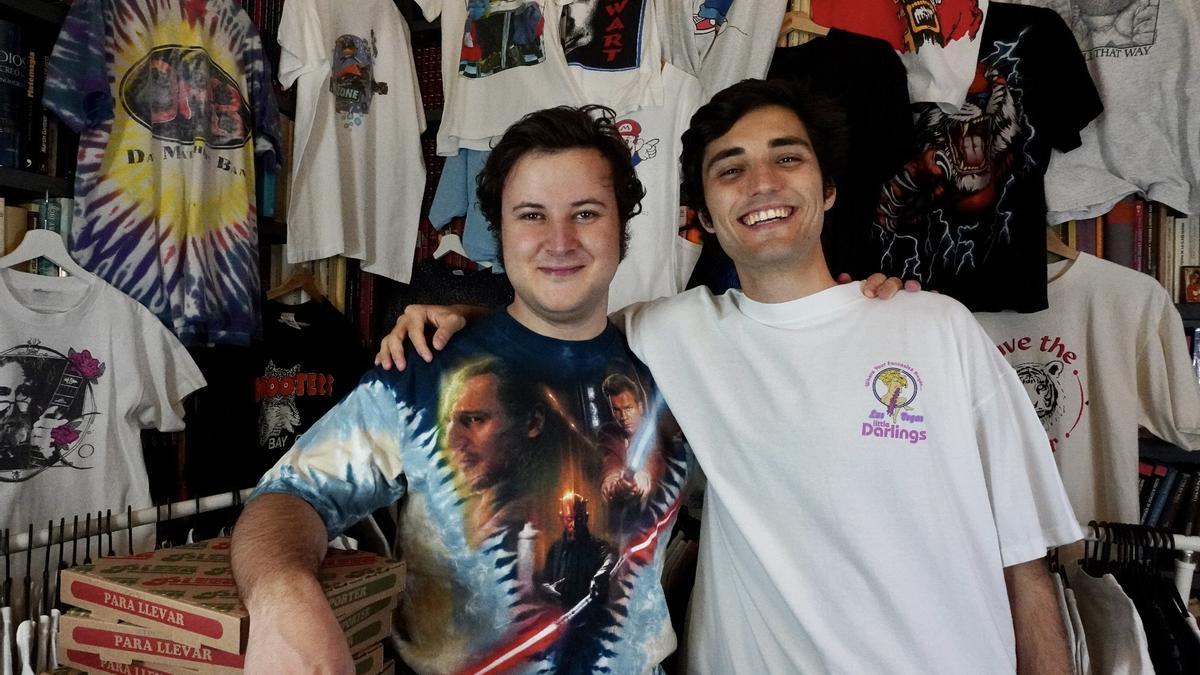 Lewis y Henry posan con parte del stock que tiene Hermanos Camiseta.