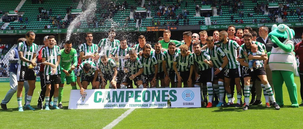 La celebración de los jugadores del Córdoba CF tras el ascenso, en El Arcángel.