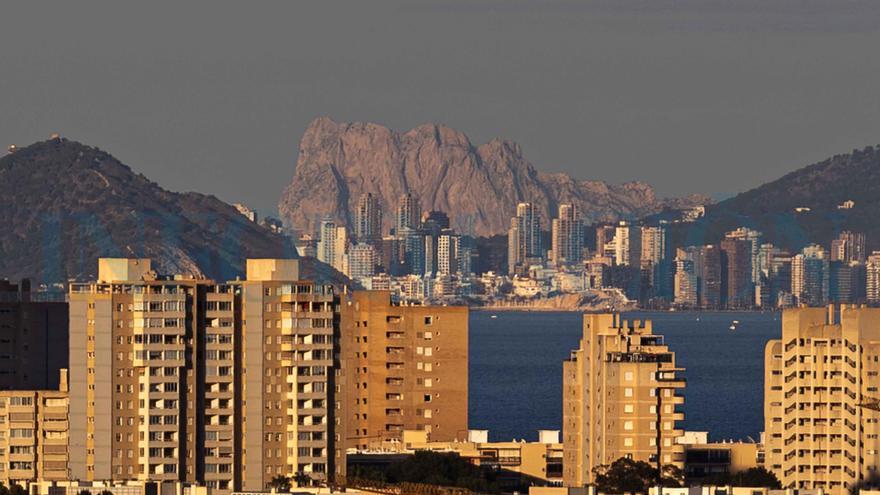 Un fenómeno climático único permite ver el Peñón de Ifach desde Alicante