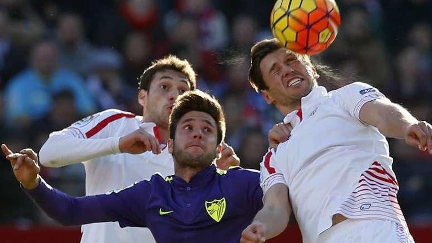 Krychowiak remata de cabeza en el partido de ayer.