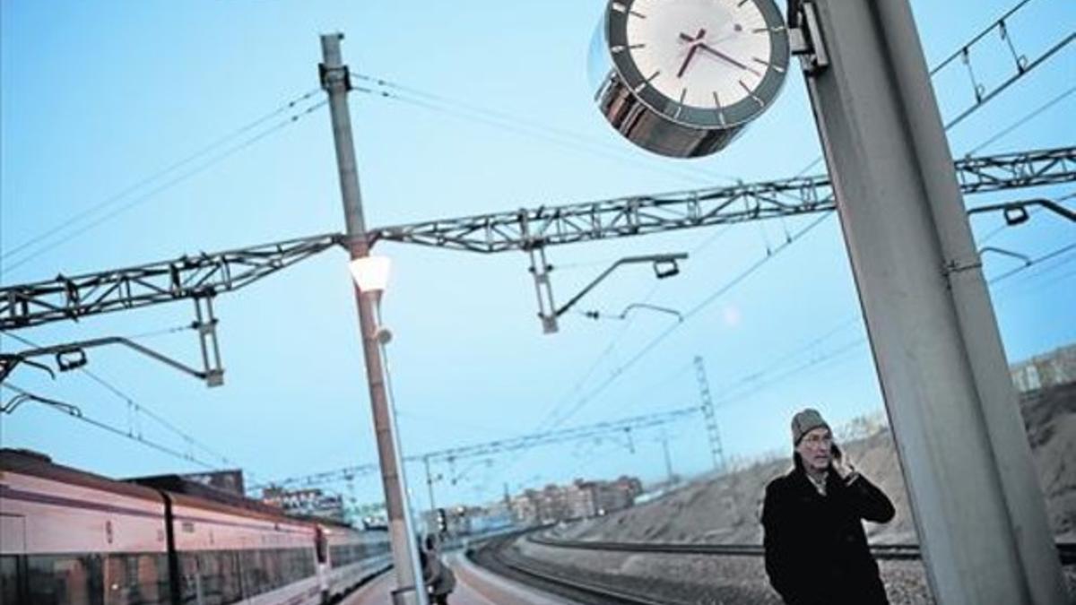 Al amanecer 8 Un tren de cercanías con destino Atocha se detiene en la estación de Santa Eugenia.