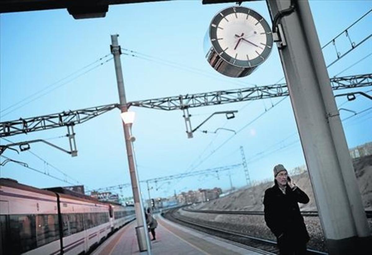 De bon matí 8 Un tren de rodalies amb destí Atocha s’atura a l’estació de Santa Eugenia.