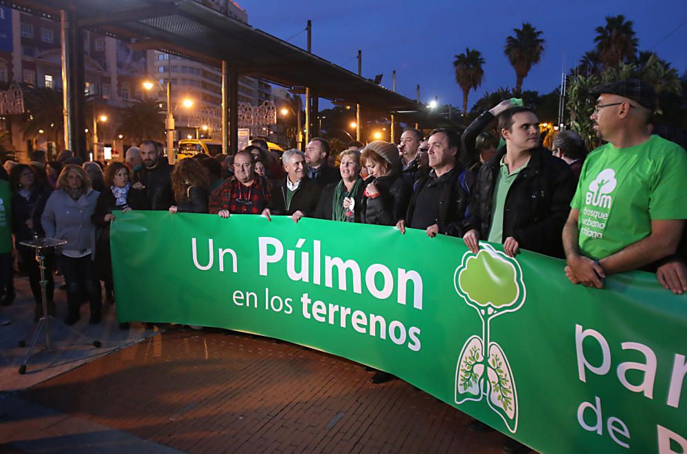 Un centenar de personas se concentran en la plaza de la Marina para pedir la construcción de un gran parque en los antiguos terrenos de Repsol.