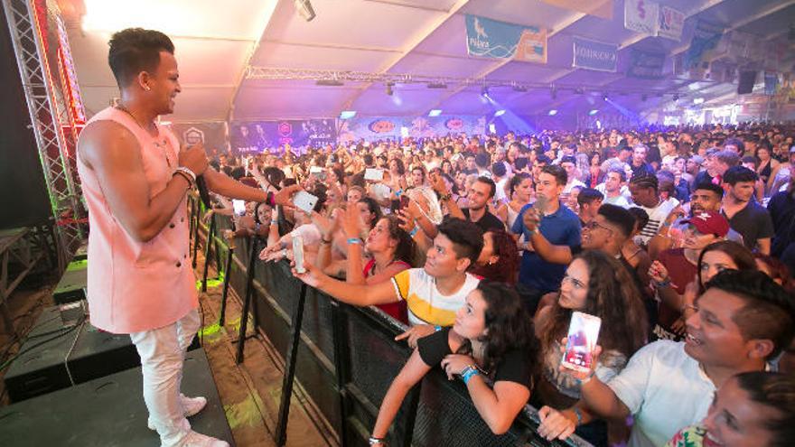 Numeroso público asistió al concierto del Grupo Extra en la Carpa.