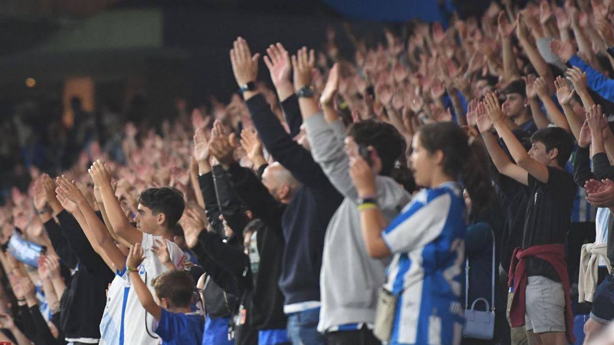 Aficionados deportivistas en la grada de Riazor en el partido ante el Linense. |  // CARLOS PARDELLAS