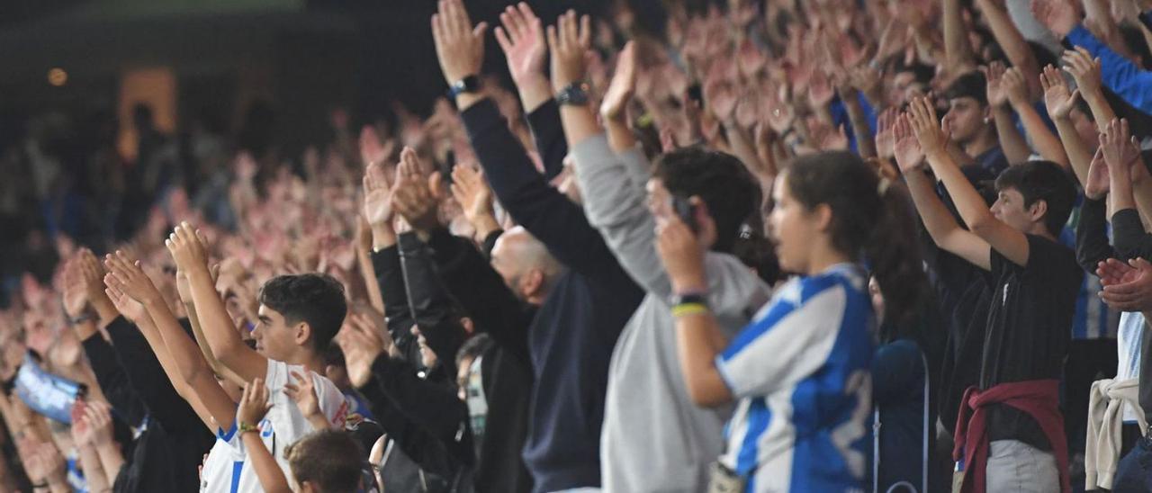 Aficionados deportivistas en la grada de Riazor en el partido ante el Linense. |  // CARLOS PARDELLAS