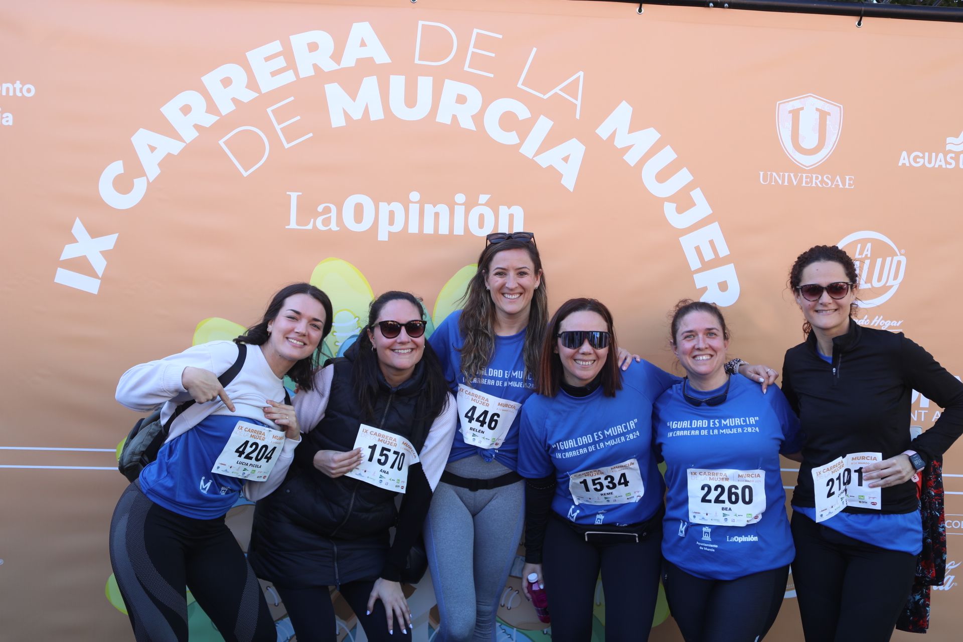 Las participantes posan en el photocall tras finalizar la Carrera de la mujer de Murcia