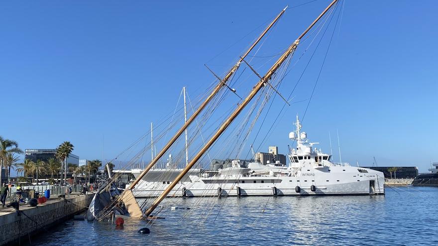 El yate hundido en el puerto de Tarragona.