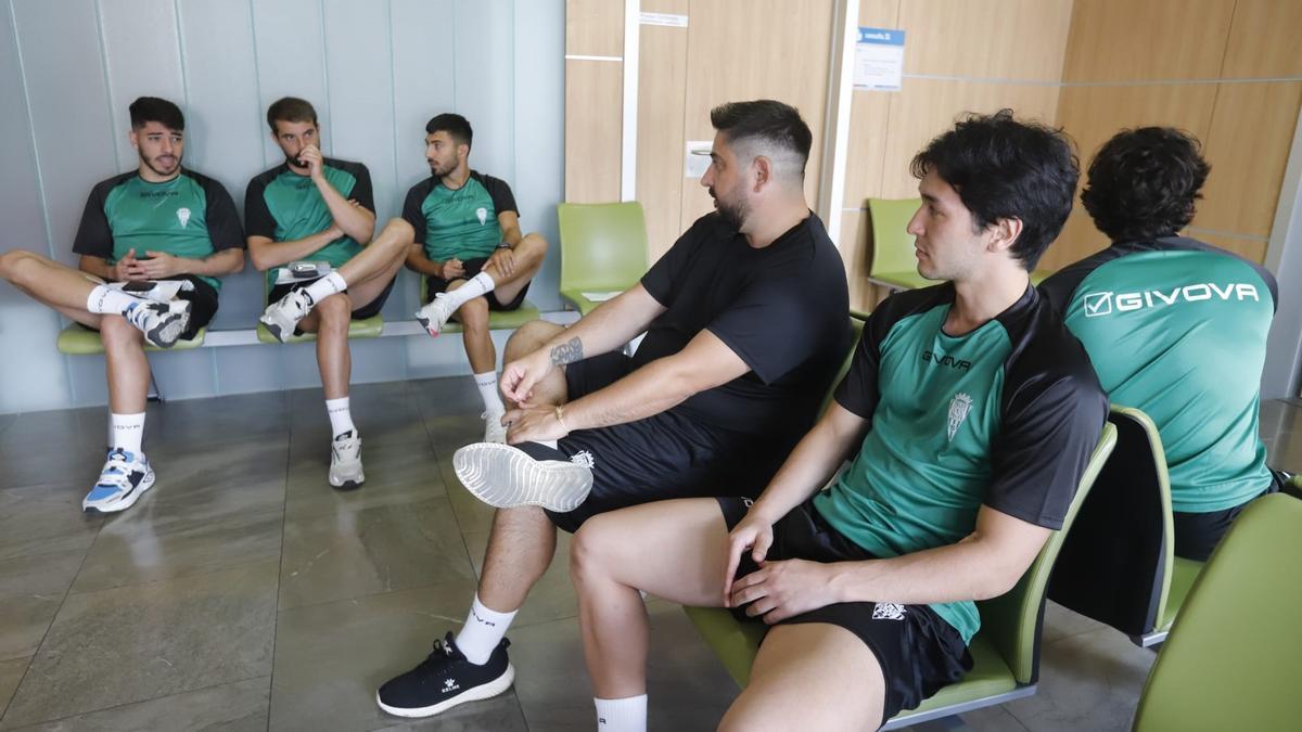 Los jugadores del Córdoba Futsal, en una sala de espera del Hospital San Juan de Dios.